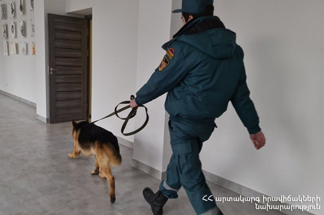 Спасатели не нашли бомбу в ереванской школе (ФОТО) Спасатели не нашли бомбу в ереванской школе (ФОТО)