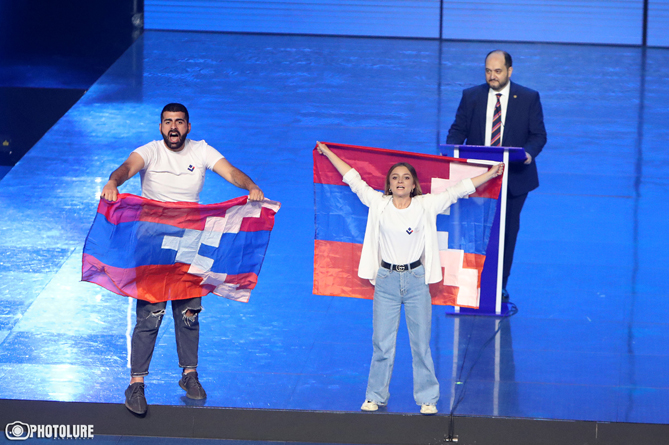 Флаг Арцаха был вынесен на сцену во время церемонии открытия ЧЕ по боксу в Ереване (ФОТО, ВИДЕО)