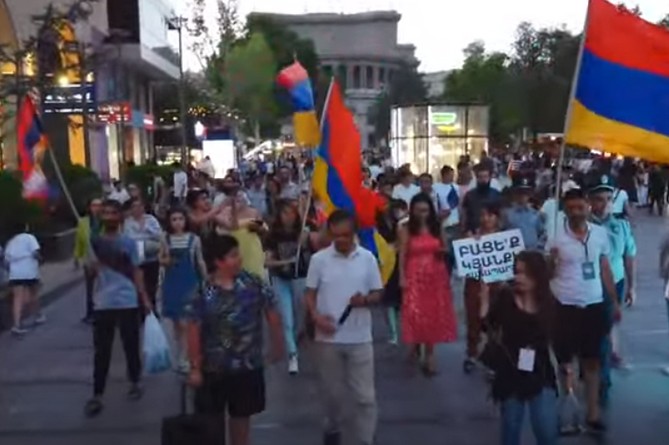 На площади Свободы в Ереване проходит акция в поддержку Арцаха На площади Свободы в Ереване проходит акция в поддержку Арцаха