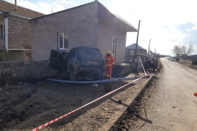 Трагедия в армянском селе: автомобиль врезался в стену (ФОТО) Трагедия в армянском селе: автомобиль врезался в стену (ФОТО)