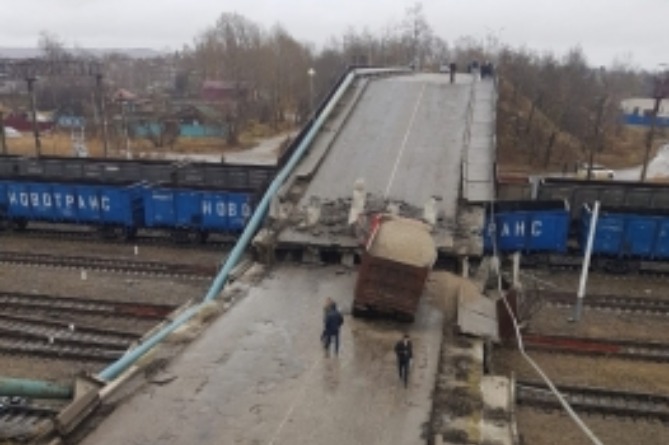 Во время проезда грузовика в России обрушился мост, пострадал водитель - гражданин Армении (ВИДЕО)