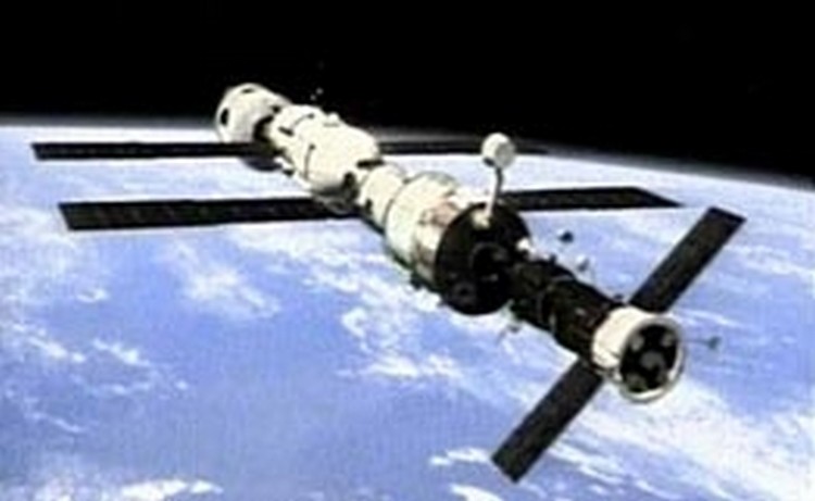 Экипаж МКС прятался от мусора в "Союзе" Экипаж МКС прятался от мусора в "Союзе"