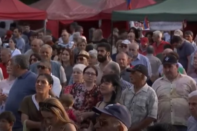 В Ереване вновь проходит митинг оппозиции В Ереване вновь проходит митинг оппозиции
