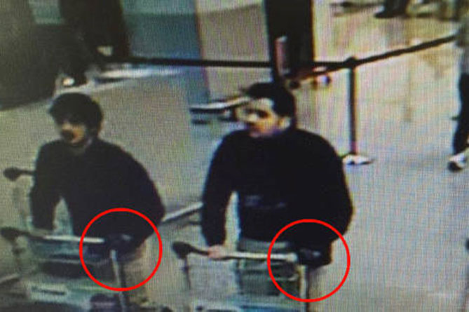 Фото предполагаемых исполнителей взрывов в аэропорту Брюсселя появилось в сети Фото предполагаемых исполнителей взрывов в аэропорту Брюсселя появилось в сети