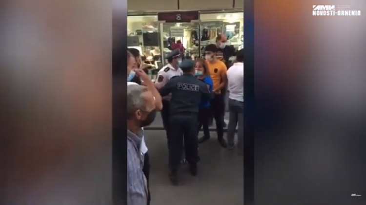 В Ереване полицейские силой подвергли приводу женщину за неношение маски. В полиции прокомментировали (ВИДЕО) В Ереване полицейские силой подвергли приводу женщину за неношение маски. В полиции прокомментировали (ВИДЕО)
