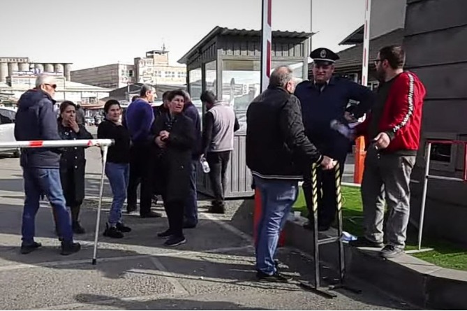 Сотрудники ереванской ярмарки «Сурмалу» проводят акцию протеста на территории ТЦ Сотрудники ереванской ярмарки «Сурмалу» проводят акцию протеста на территории ТЦ