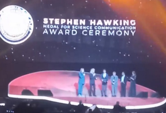 "Спасибо Армения": легендарный гитарист Брайан Мэй награждён медалью Стивена Хокинга на фестивале STARMUS