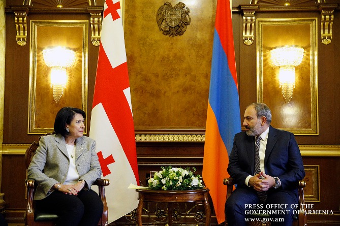 Փաշինյանը` Վրաստանի նախագահին. «պետք է մեր հարաբերություններում հենվենք ռազմավարական ընդհանուր շահերի վրա» (ՎԻԴԵՈ) Փաշինյանը` Վրաստանի նախագահին. «պետք է մեր հարաբերություններում հենվենք ռազմավարական ընդհանուր շահերի վրա» (ՎԻԴԵՈ)