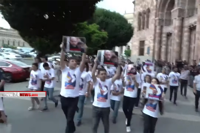 В Ереване прошла акция в поддержку зампреда РПА Армена Ашотяна В Ереване прошла акция в поддержку зампреда РПА Армена Ашотяна