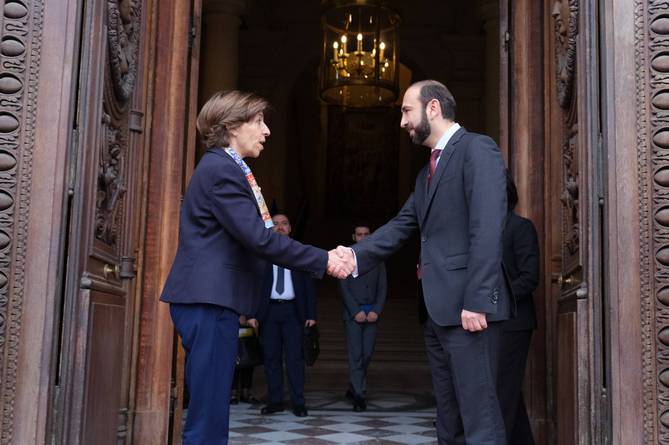 Франция готова работать над урегулированием конфликта между Арменией и Азербайджаном, уважая территориальную целостность Армении - глава МИД 