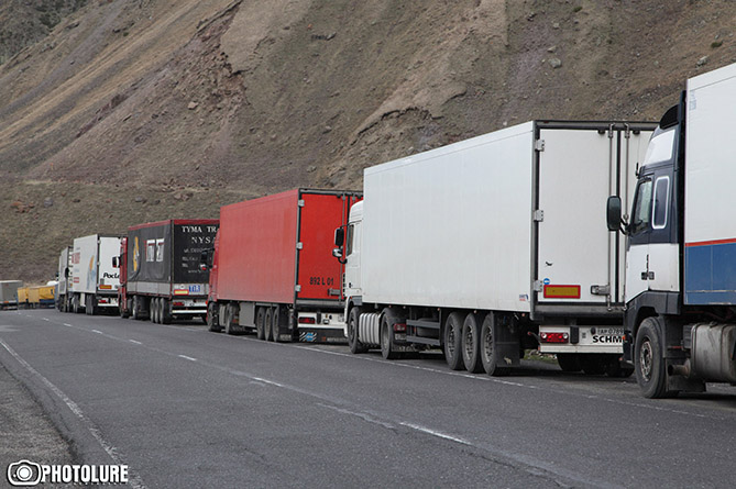   На КПП "Верхний Ларс" скопились около 200 грузовиков из Армении 