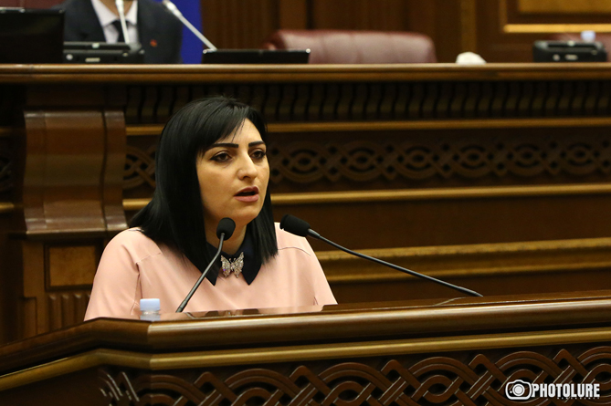 Оппозиционный депутат Тагуи Товмасян отказалась покидать пост главы комиссии НС Армении