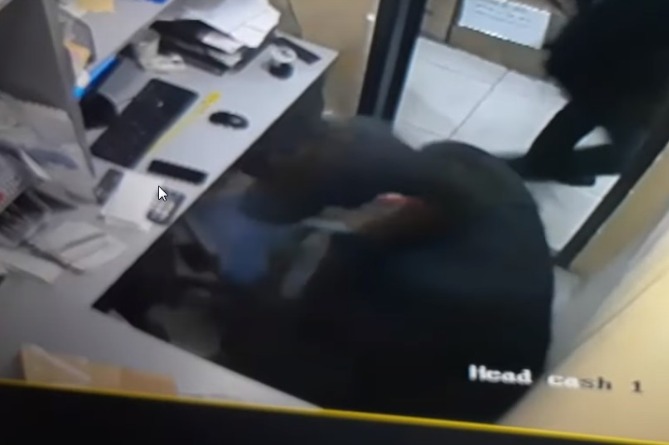 Задержаны двое подозреваемых в ограблении бутика в ереванском ТЦ: было похищено почти $5 тыс. (ВИДЕО) Задержаны двое подозреваемых в ограблении бутика в ереванском ТЦ: было похищено почти $5 тыс. (ВИДЕО)