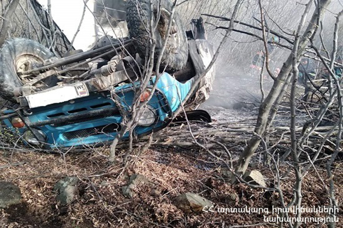 Грузовик рухнул в ущелье в Армении, один человек погиб, шестеро пострадали (ФОТО) Грузовик рухнул в ущелье в Армении, один человек погиб, шестеро пострадали (ФОТО)