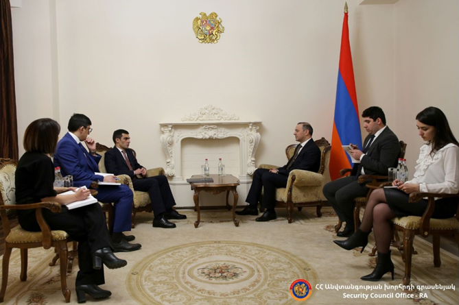 Секретарь Совбеза Армении обсудил с главой МИД Арцаха совместные усилия по преодолению гуманитарного кризиса