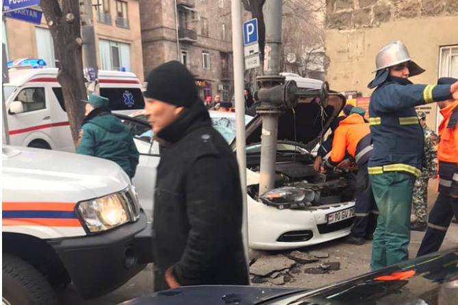 Водитель легковушки врезался в столб в центре Еревана (ЭКСКЛЮЗИВ, ФОТО) Водитель легковушки врезался в столб в центре Еревана (ЭКСКЛЮЗИВ, ФОТО)