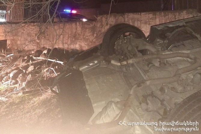 "BMW" протаранил решетку военкомата в Ереване. Водитель и пассажир погибли "BMW" протаранил решетку военкомата в Ереване. Водитель и пассажир погибли