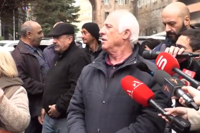 Беженцы из Арцаха у здания правительства Армении требуют возвращения на Родину и создания общины Беженцы из Арцаха у здания правительства Армении требуют возвращения на Родину и создания общины