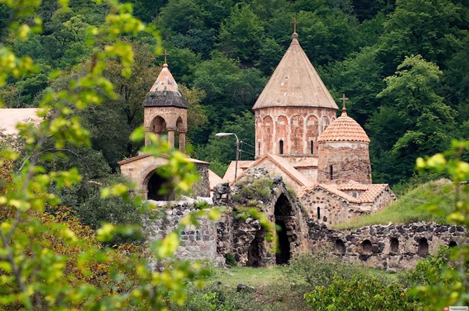 Российские миротворцы взяли под охрану монастырь Дадиванк в Карабахе