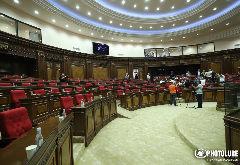 У депутатов от правящей фракции не было причин помогать инициативе оппозиции по отставке правительства – спикер НС