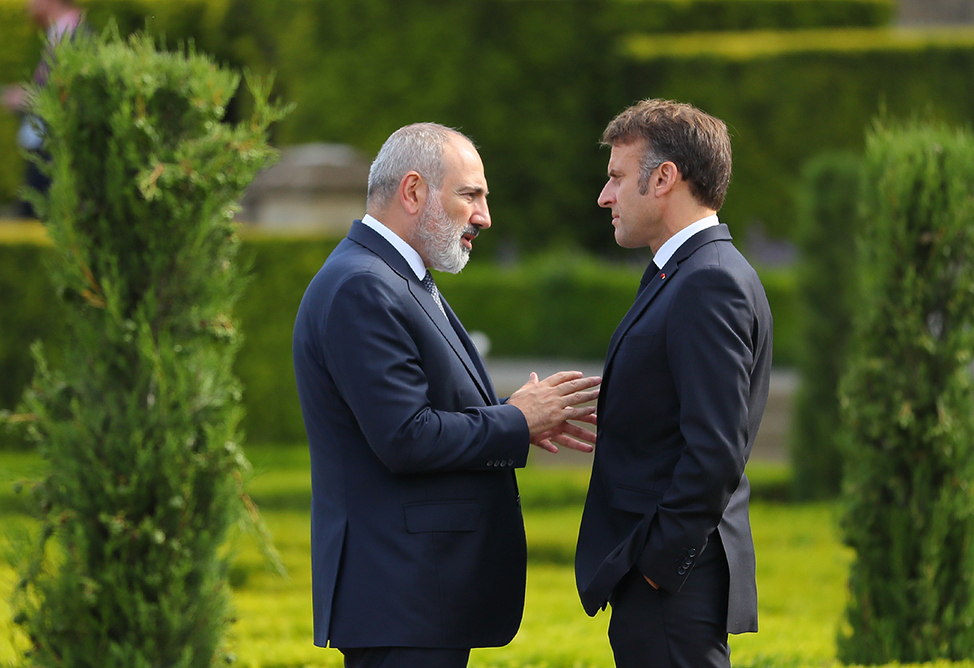 Пашинян и Макрон обсудили мирный процесс между Армений и Азербайджаном
