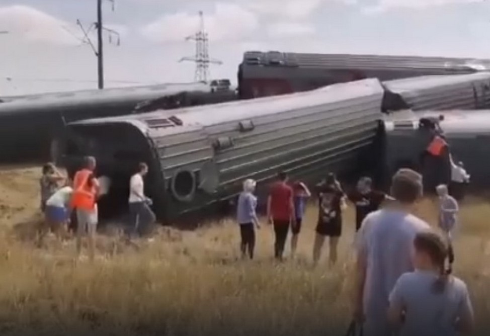 Поезд сошел с рельсов под Волгоградом, госпитализированы, по разным данным, от 16 до 30 человек