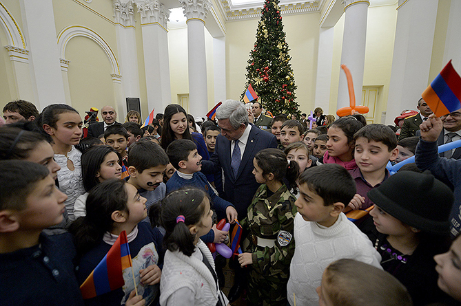 президент Армении Серж Саргсян и дети