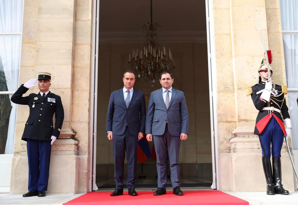 Министры обороны Армении и Франции обсудили сотрудничество