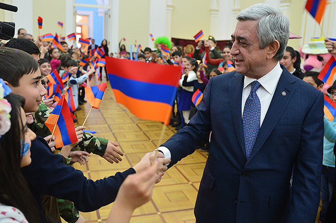 президент Армении Серж Саргсян и дети