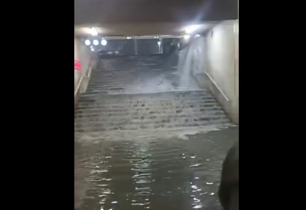 Станцию метро в Ереване затопило из-за ливня (ВИДЕО) 