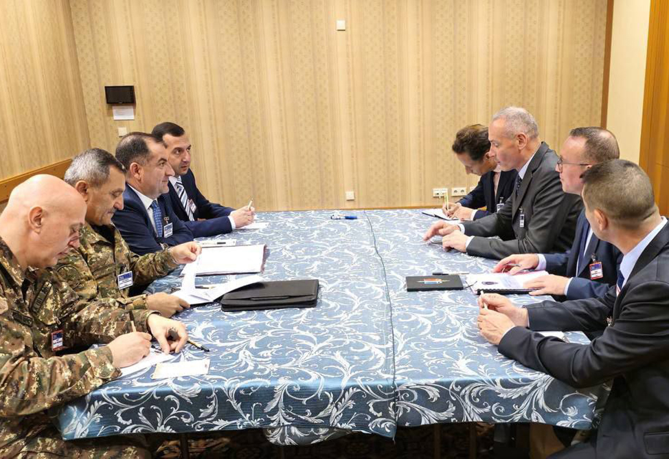 Начальник Генштаба ВС Армении обсудил с командующим сухопутными войсками Франции вопросы подготовки личного состава