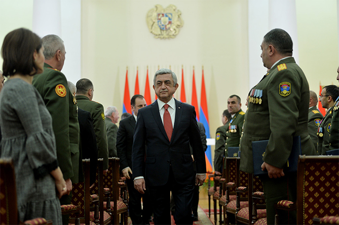 президент Саргсян на награждении по случаю Дня армии