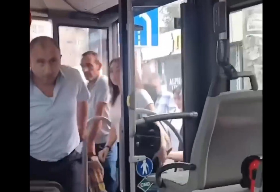 Скандал дня: водитель автобуса в Ереване бросил бутылку в пассажира (ВИДЕО)