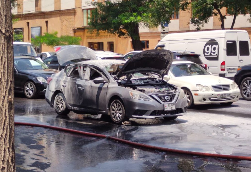  ЧП в центре Еревана: машина загорелась во время движения (ФОТО)