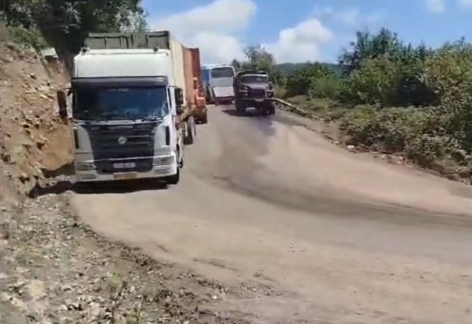 В Сюнике 30 грузовиков застряли на трассе из-за ДТП 