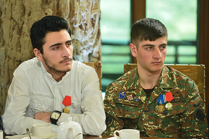 Президент Армении встретился с демобилизованными солдатами
