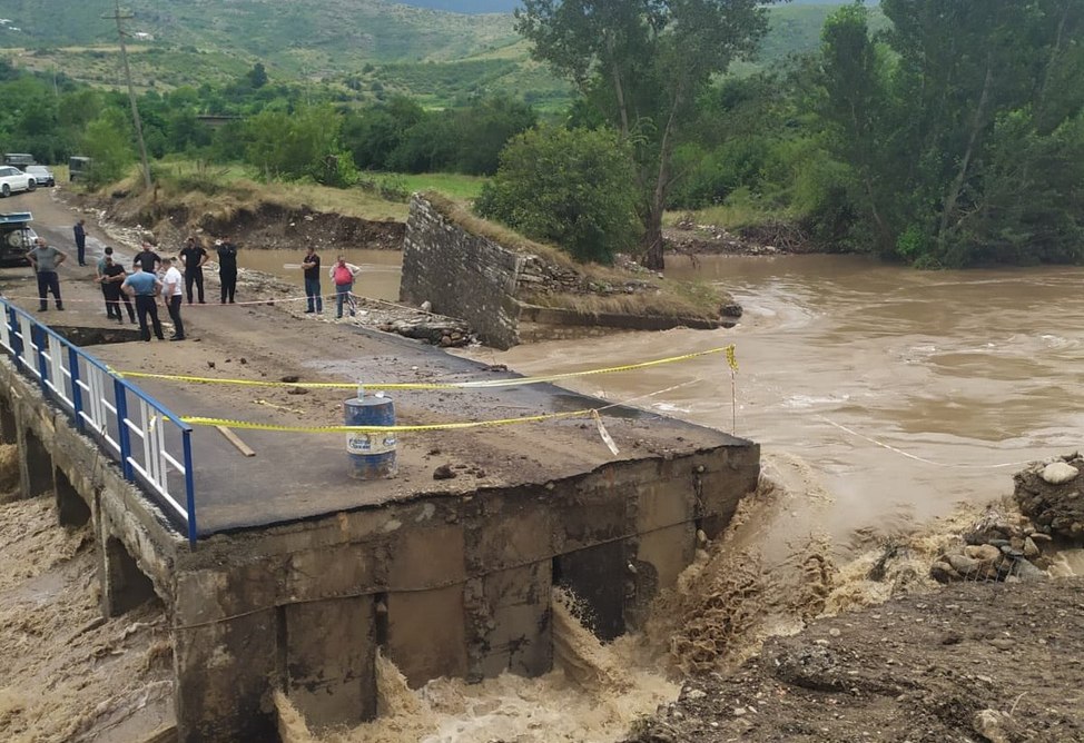 В Тавуше частично обвалился мост, ведущий к селам Хаштарак и Лусаовит (ФОТО) 