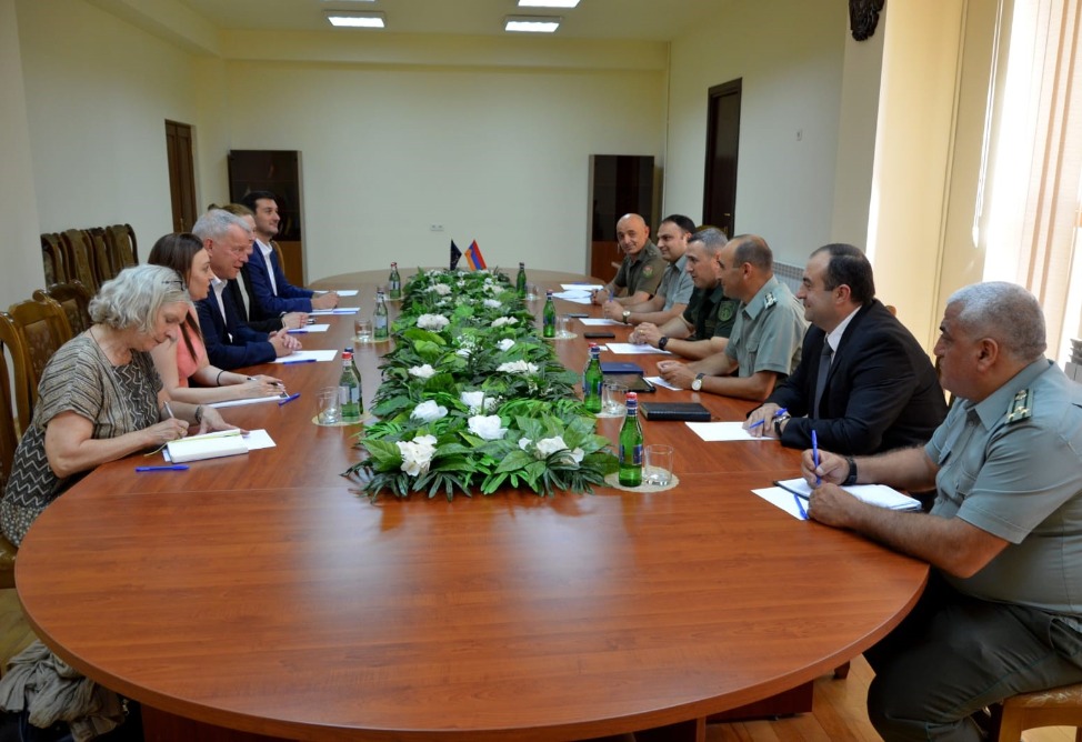 Глава миссии ЕС и командующий погранвойсками СНБ Армении обсудили расширение сотрудничества 