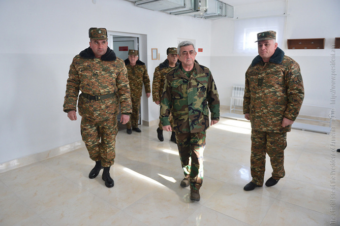 президент Армении на открытии гарнизона в НКР.jpg