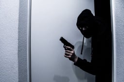Домушник украл 10 тыс. евро, $10 тыс. и золотыe изделия у жительницы Еревана: его искали 5 месяцев  