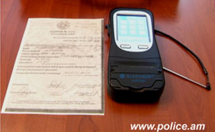 Сотрудники дорожной полиции Армении получили новые алкотестеры Сотрудники дорожной полиции Армении получили новые алкотестеры