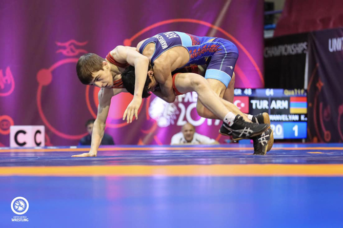 Армянский борец Карапет Манвелян вышел в финал молодежного ЧЕ, одолев азербайджанца и турка