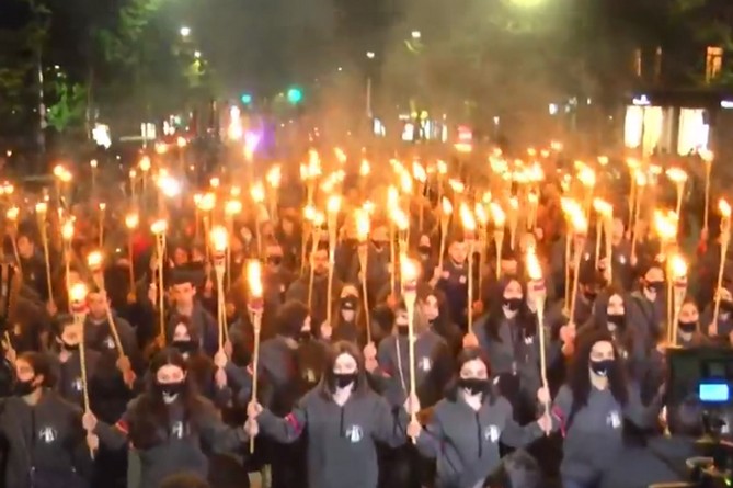 Тысячи армян участвуют в факельном шествии к годовщине Геноцида армян (ФОТО) 