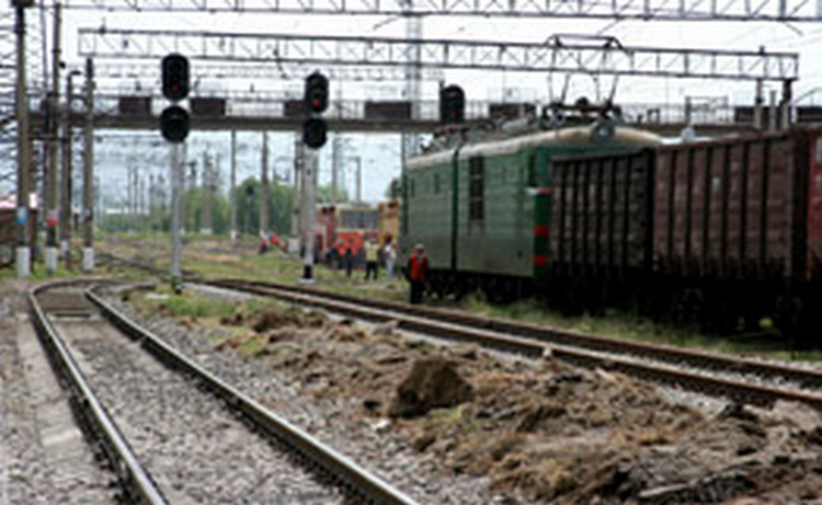 Поезд Батуми-Ереван столкнулся с упавшим электрическим столбом, жертв и пострадавших нет