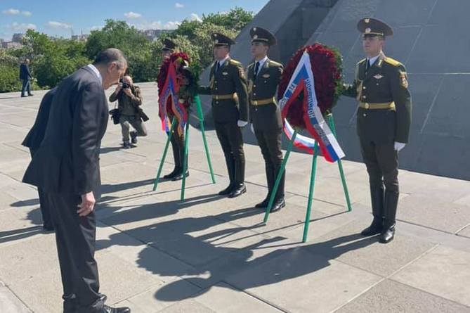 Лавров посетил Цицернакаберд и почтил память жертв Геноцида армян (ФОТО) Лавров посетил Цицернакаберд и почтил память жертв Геноцида армян (ФОТО)