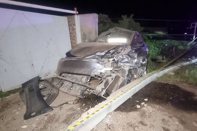 Tesla врезалась в бетонный столб на дороге близ Абовяна, пострадали 4 человека Tesla врезалась в бетонный столб на дороге близ Абовяна, пострадали 4 человека
