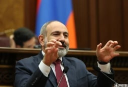 Пашинян ожидает от Эчмиадзина срочного ответа на вопрос - нарушил ли Католикос всех армян обет безбрачия