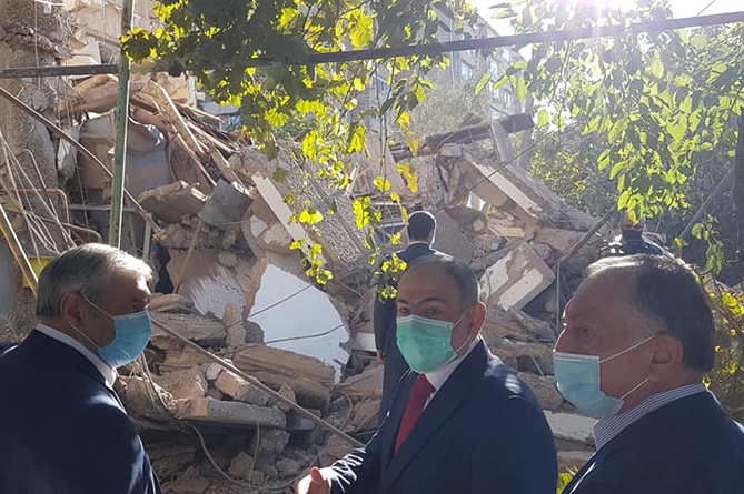 Под завалами на месте взрыва в Ереване два человека – помощник премьера (ФОТО)