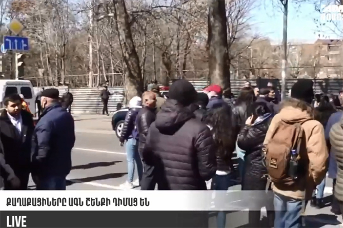 Акция протеста: армянская оппозиция намеревается помещать Пашиняну войти в здание МИД (LIVE)