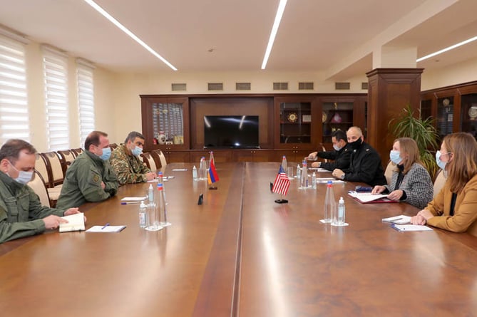 Глава Минобороны Армении назвал послу США условие прекращения боев в Арцахе